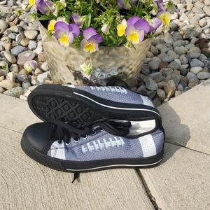 Women's canvas football shoes.